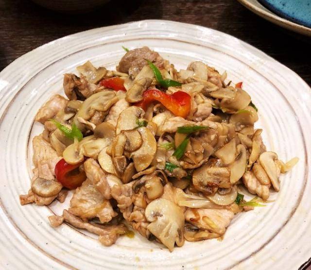 美食推荐:口蘑炒肉片 茄汁儿童肉丸 茄子焖面 酸辣肘片做法‘星空体育APP网站’(图3)
美食推荐:口蘑炒肉片 茄汁儿童肉丸 茄子焖面 酸辣肘片做法‘星空体育APP网站’(图3)