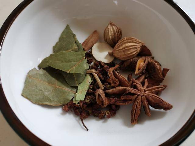 星空体育APP-
好吃的牛肉只要加这两种提味料炖煮牛肉酱香浓郁牛肉味十足不油腻(图21)